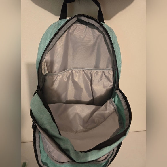 2 Backpacks - Picture 4 of 9